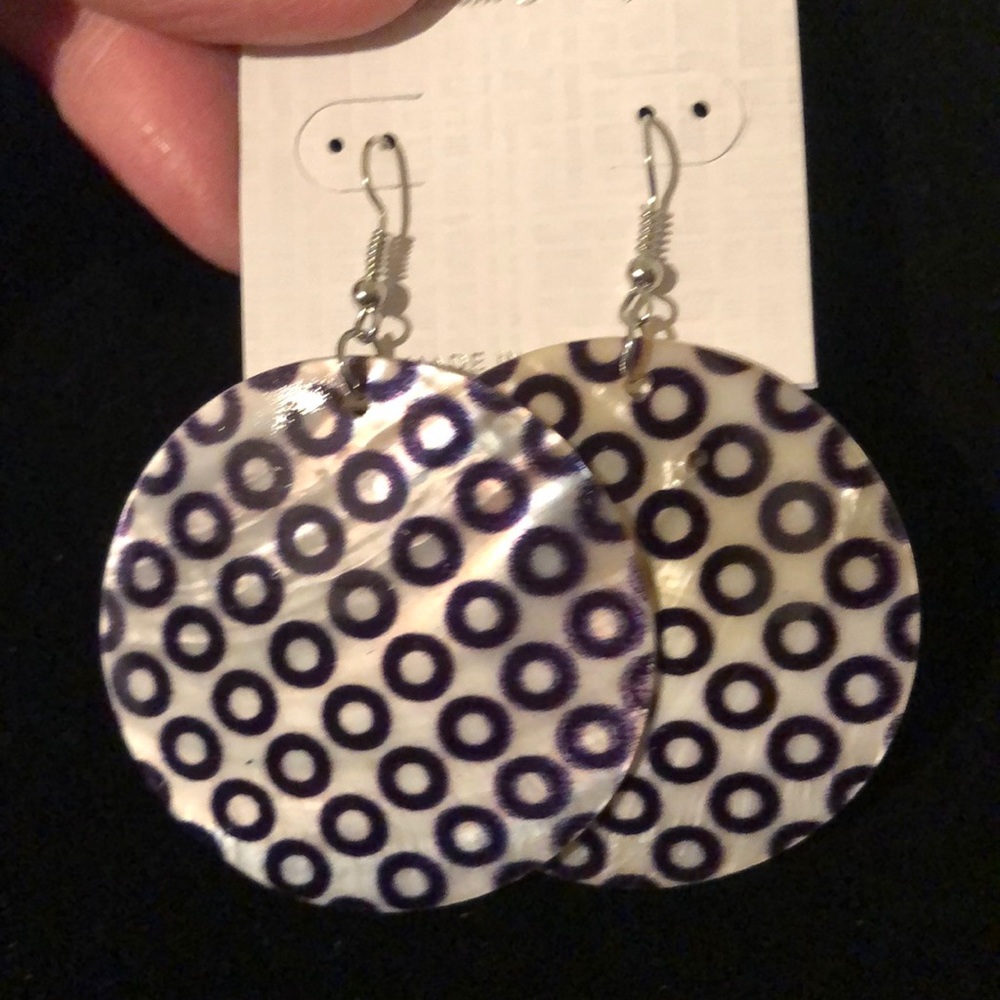 Seashell black and white earring